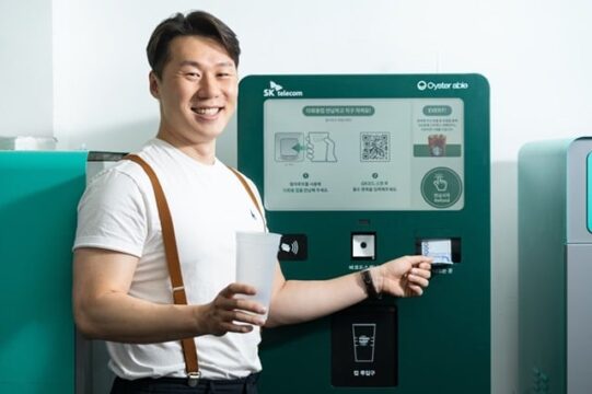 14일 서울 마포구 서울창업허브에서 배태관 오이스터에이블 대표가 AIoT 기술이 탑재된 다회용컵 수거기기를 소개하고 있다. /임화승 C영상미디어 기자