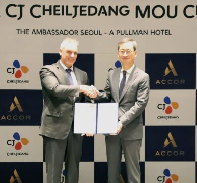 최은석(오른쪽) CJ제일제당 대표와 가스 시먼스 아코르(ACCOR) 아시아태평양 총괄 대표가 친환경 생분해 소재(PHA)를 활용한 호텔용 편의용품 개발 양해각서를 체결했다. /CJ제일제당 제공