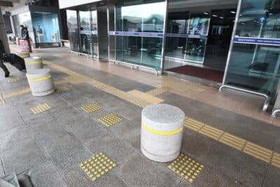김포국제공항 국제선 청사 입국장 출입구에 설치된 시각장애인용 점자블럭. /조선DB