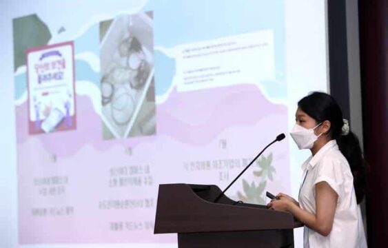 9일 국회의원회관에서 열린 ‘기후환경활동 공유 페스티벌’에서 청년 기후환경 활동가가 탄소중립 활동 성과를 발표하고 있다. /에코맘코리아 제공