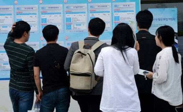 청년들이 취업박람회에서 안내 게시판을 보고 있다. /조선DB
