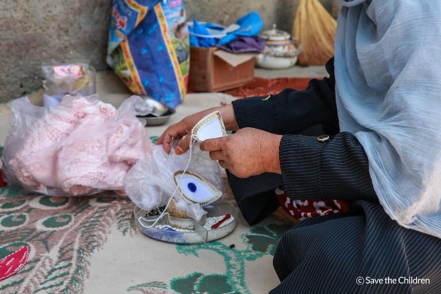 탈레반이 여학생의 중등 교육을 금지한 이후로 아프간 소녀 주할(16)은 집에서 바느질을 하며 시간을 보내고 있다. /세이브더칠드런 제공