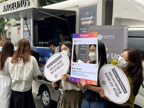 협력사 응원 이벤트에 참여한 롯데백화점 직원들. /롯데백화점 제공