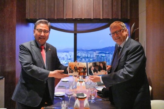 16일 정부는 빌&멜린다 게이츠 재단과 글로벌 보건 분야 협력에 관한 양해각서(MOU)를 체결했다고 밝혔다. 이날 만찬에 참석한 박진 외교부 장관(왼쪽)과 빌 게이츠 빌&멜린다 게이츠 재단 이사장. /외교부 제공