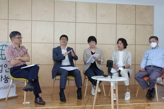 (왼쪽부터)윤제용 서울대학교 공과대학교수, 박재순 2050 탄소중립녹색성장위원회 친환경기후조정국장, 이명주 명지대학교 건축학부 교수, 지창윤 한국부동산원 녹색기후지원부 탄소금융지원팀 팀장, 염명석 서울대학교 건축학과 교수. /풀씨행동연구소 제공