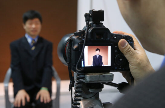 장애인 구직자가 취업용 증명사진을 찍고 있다. 사진은 기사 내용과 관련 없음. /조선DB