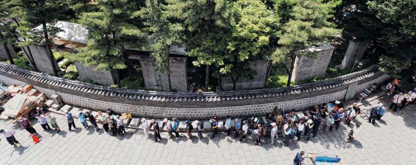 지난 7월29일 서울 종로구 탑골공원 앞 무료급식소를 찾은 사람들이 줄을 길게 늘어서 있다. /뉴스1