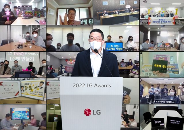 구광모 LG그룹 회장이 지난4월6일 서울 LG사이언스파크에서 열린 ‘2022년 LG 어워즈’ 시상식에서 온 오프라인으로 참석한 수상자들에게 축하 인사말을 하고 있다. /LG 제공