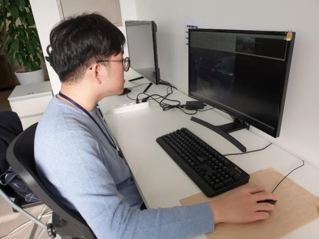 자폐성 장애인 김씨는 데이터메니저로 근무하고 있다. 데이터매니저는 자율주행 자동차 인공지능(AI) 엔진 학습에 필요한 다양한 데이터를 입력하고 관리하는 직무다. /한국장애인고용공단 제공