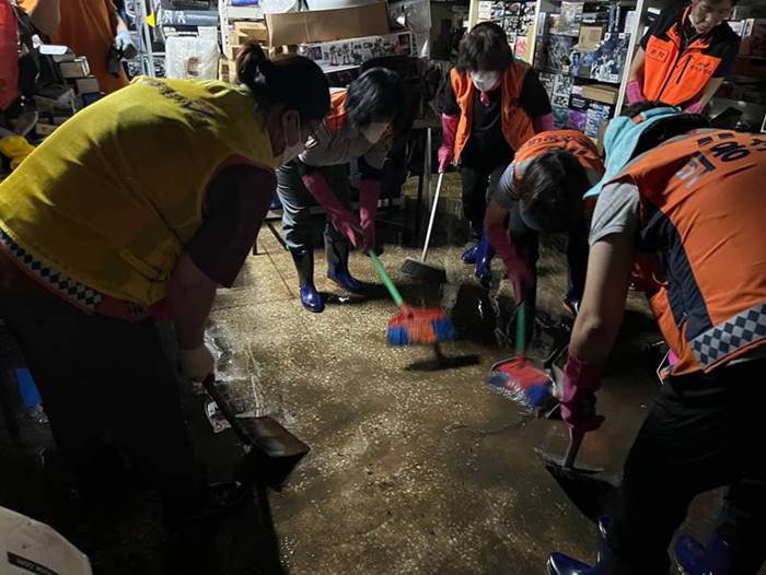 서울 관악구에서 자원봉사자들이 침수된 가게 바닥을 청소하고 있다. /한국중앙자원봉사센터 제공