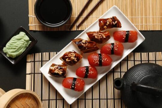 가지 장어 초밥과 토마토 참치 초밥. 장어와 참치 모두 대체해산물이다. /Mimic Seafood 제공