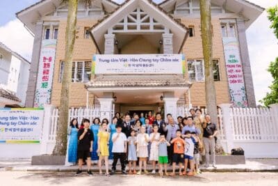 지난 26일(현지 시각) 베트남 하이퐁에서 ‘한-베 함께돌봄센터 2호’ 개관식이 진행됐다. 행사에는 한국과 베트남 다문화가정 부모·자녀 등이 참여했다. /현대자동차 제공