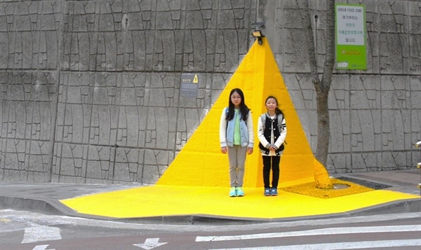 공공디자인을 활용한 어린이 교통안전 시설물 옐로우 카펫. /옐로소사이어티 제공