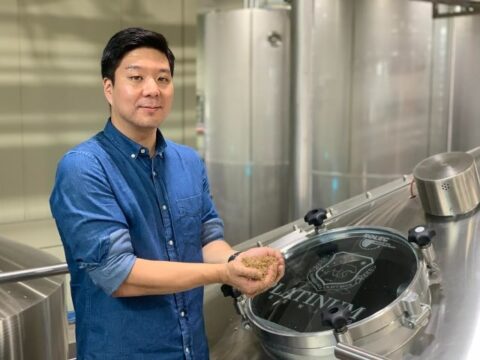 민명준 리하베스트 대표가 맥주 제조과정에서 발생한 보리 찌꺼기를 활용해 만든 ‘리너지 가루’를 들어 보이고 있다. 리너지 가루는 밀가루 대체 원료로 쓰인다. /리하베스트 제공