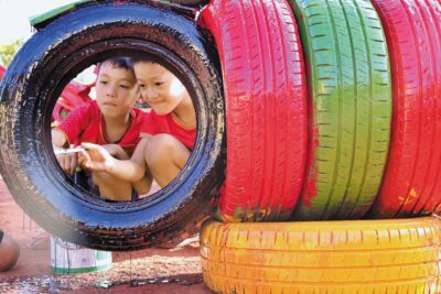 베트남 호아빈성 마이쩌우현에서 지난 3년간 진행된 ‘그린라이트 프로젝트’ 활동으로 이뤄진 업사이클 놀이터 조성에 현지 어린이들이 동참하고 있다. /굿네이버스 제공