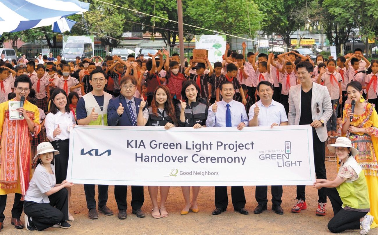 지난 6월 베트남 마이쩌우현에서 열린 ‘그린라이트 프로젝트’ 이양식에 지방정부 관계자를 비롯한 주민 600여 명이 참석했다. /굿네이버스 제공