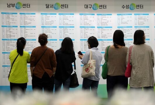 지난 2일 대구 북구 엑스코에서 열린 ‘2022 여성 UP 엑스포’에서 여성 구직자들이 채용알림판을 보고 있다. /연합뉴스