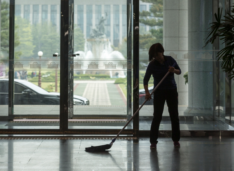서울 영등포구 국회의원회관에서 청소를 하고 있는 근로자. /조선DB