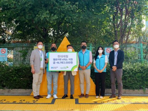 지난 15일 초록우산어린이재단과 현대제철은 서울영신초등학교에서 어린이 교통안전 옐로카펫 완공식을 진행했다. (왼쪽부터)강태원 초록우산어린이재단 서울3지역본부 팀장, 김형창 현대제철 팀장, 양회국 서울영신초등학교장, 이원기 현대제철 책임매니저, 박수연 현대제철 매니저, 최우혁 영등포구청 교통행정과 팀장. /초록우산어린이재단 제공
