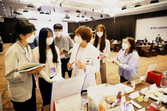 21일 서울 마포구 서울가든호텔에서 열린 '제6회 사회공헌 파트너스데이' 현장에서 만난 비영리·사회적경제 조직과 기업의 관계자들이 대화를 나누고 있다. /한국사회복지협의회