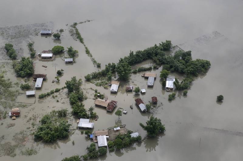 인도 아삼의 한 마을이 홍수로 물에 잠긴 모습. /AP 연합뉴스