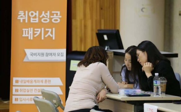 서울 광진구 동부여성발전센터에서 열린 서울 여성 일자리 박람회에서 여성구직자들이 일자리를 구하고 있다. 기사 내용과 무관함. /조선DB