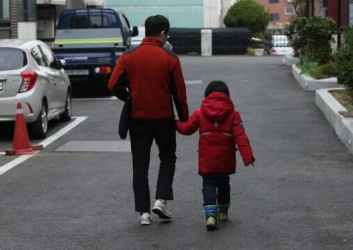 아동학대 행위자와 분리돼 아동보호전문기관으로 이동하는 모습.