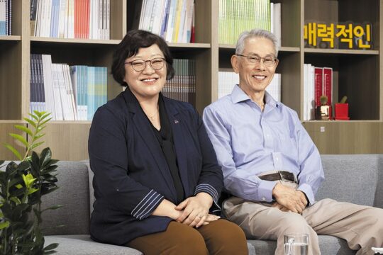 한국 자원봉사의 '선구자'로 불리는 이강현(사진 오른쪽) 전 세계자원봉사협의회(IAVE) 회장과 권미영 한국중앙자원봉사센터장이 만났다. 코로나 팬데믹 3년, 자원봉사의 역할과 사회적 가치에 대해 이야기를 나눴다. /이경호 C영상미디어 기자