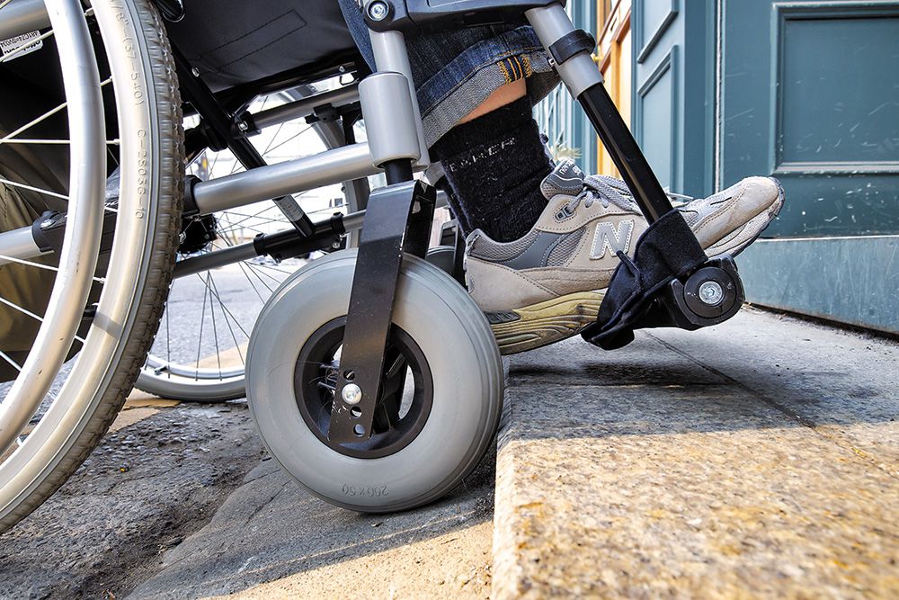 장애인 단체와 공익 변호사들은 휠체어나 유아차를 타는 사람도 모든 건물에 제한 없이 접근할 권리를 요구하는 '1층이 있는 삶' 소송을 5년째 이어오고 있다. 휠체어는 문턱 높이가 3㎝만 돼도 지나기 어렵다. /조선DB