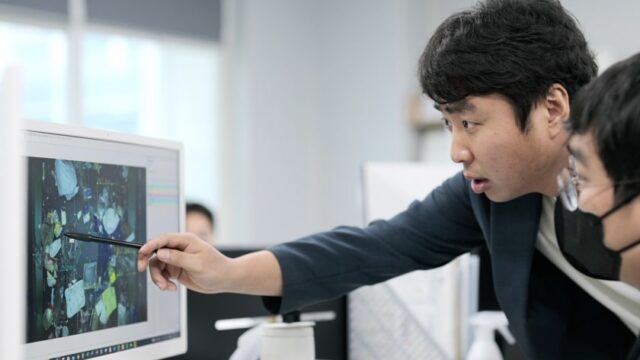 에이트테크에서 개발한 로봇 '에이트론'는 재활용 폐기물을 1분에 최고 96개까지 종류별로 분류할 수 있다. 박태형 에이트테크 대표가 에이트론 작동 화면을 보고 있다. /소풍벤처스