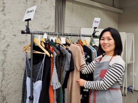 서울 강남구 마루360 지하 공간에서 열린 22번째 '21%파티'의 옷들을 소개하고 있는 정주연 다시입다연구소 대표. /백지원 기자