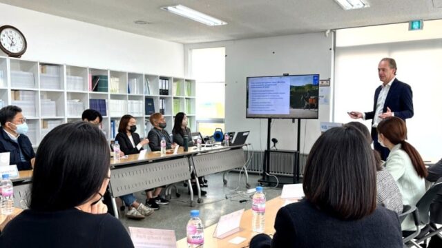 1일 서울 마포구 국제개발협력민간협의회(KCOC) 사무실에서 유엔개발계획(UNDP)와 한국 국제개발협력 NGO의 파트너십을 위한 간담회가 열렸다. 사진은 스티브 우터우게(맨 오른쪽) UNDP 공공파트너십 국장이 국내 NGO 관계자들을 대상으로 국제개발협력분야 정책과 옹호 활동에 대해 설명하는 모습. /KCOC