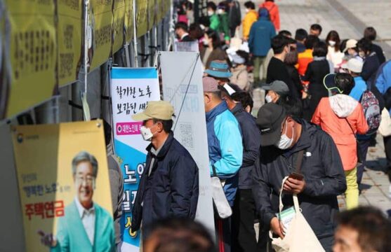 장노년 일자리 박람회 참석자들이 부스를 둘러보고 있다. /조선DB
