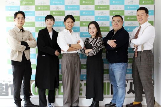 3일 재단법인 아름다운가게가 뷰티풀펠로우 12기를 선발했다고 밝혔다. 이번에 선발된 뷰티풀펠로우 6명은 (왼쪽부터)노힘찬 윤회 대표, 윤지현 소리를보는통로 대표,김현진 코리안앳유어도어 대표, 백정연 소소한소통 대표, 이채진 코끼리공장 대표, 배태관 오이스터에이블 대표 등이다. /아름다운가게