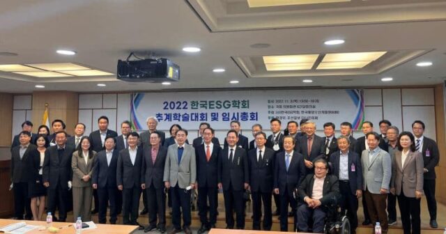 3일 서울 영등포구 여의도 국회의사당 의원회관 제3세미나실에서 '2022 한국ESG학회 추계학술대회'에 참여한 각계 인사들이 기념 촬영을 하는 모습. /백지원 기자