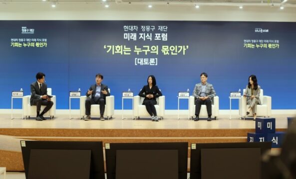 10일 열린 '제3회 미래지식 포럼'에서 '기회 너머의 기회'라는 주제로 1부 강연 무대에 올랐던 연사들이 대토론을 진행하고 있다. (왼쪽부터 차례대로)최기환 아나운서, 신재용 서울대 경영학과 교수, 허지원 고려대 심리학부 교수, 유광수 연세대 학부대학 교수, 김시원 더나은미래 편집국장. /양수열 C영상미디어 기자