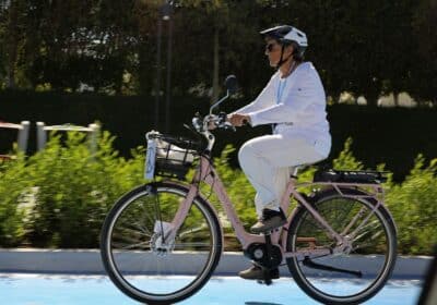 스웨덴의 환경운동가 도로시 힐데브란트(72)씨는 제27차 유엔기후변화협약 당사국총회(COP27)에 참석한 지도자들에 기후위기 심각성을 알리기 위해 스웨덴에서 이집트까지 약 8300㎞를 자전거로 이동했다. /AP 연합뉴스