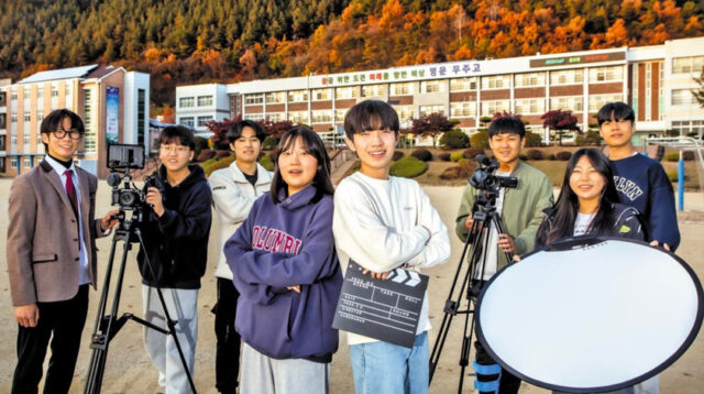“청소년만의 고민 담은 영화 만들어요.”지난 7일 전북 무주고등학교에서 만난 영화 제작 동아리 ‘DVD’ 학생들은 단편영화 ‘유치’ 마무리 작업에 여념이 없었다. /무주=김종연 C영상미디어 객원기자