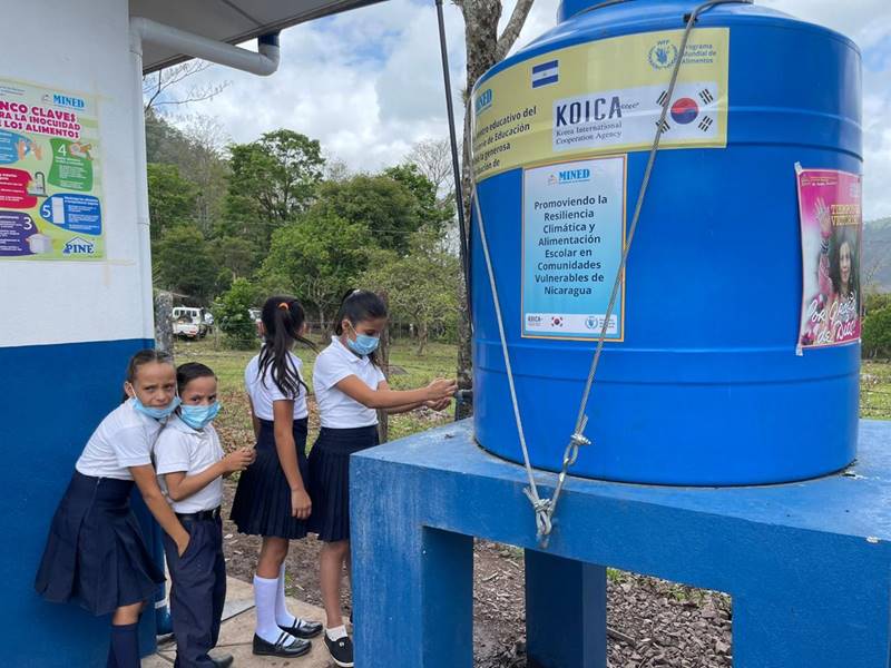 지난 5월 니카라과의 한 초등학교에서 학생들이 한국국제협력단(코이카·KOICA)가 지원한 빗물저장조를 이용해 손을 씻고 있다. /코이카