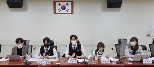 23일 서울 여의도 국회 의원회관에서 열린 ‘모든 학생의 이동의 자유를 위한 실태조사 결과발표 간담회’에 참석한 학생들이 발언하고 있다. /협동조합 무의