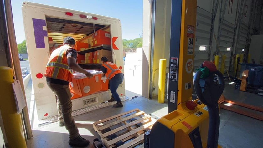 미국의 배송업체 페덱스(FedEx)는 세계 배송망을 활용해 재난 피해 현장으로 대용량 물자를 신속하게 전달한다. /페덱스