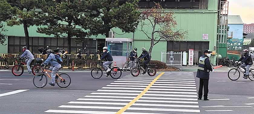 경남 거제 삼성중공업 직원들이 자전거를 타고 출근하고 있다. 거제 시민들은 한때 오토바이를 주 교통수단으로 이용했지만, 지난해부터 '안녕! 초록 자전거길 캠페인'을 주도적으로 펼치면서 자전거 문화를 퍼뜨렸다. /거제시자원봉사센터
