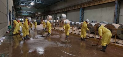 포스코 그룹사 직원들이 지난 9월 태풍 '힌남노'의 영향으로 수해를 입은 포항제철소 내부에 쌓인 토사를 제거하고 있다. /포스코