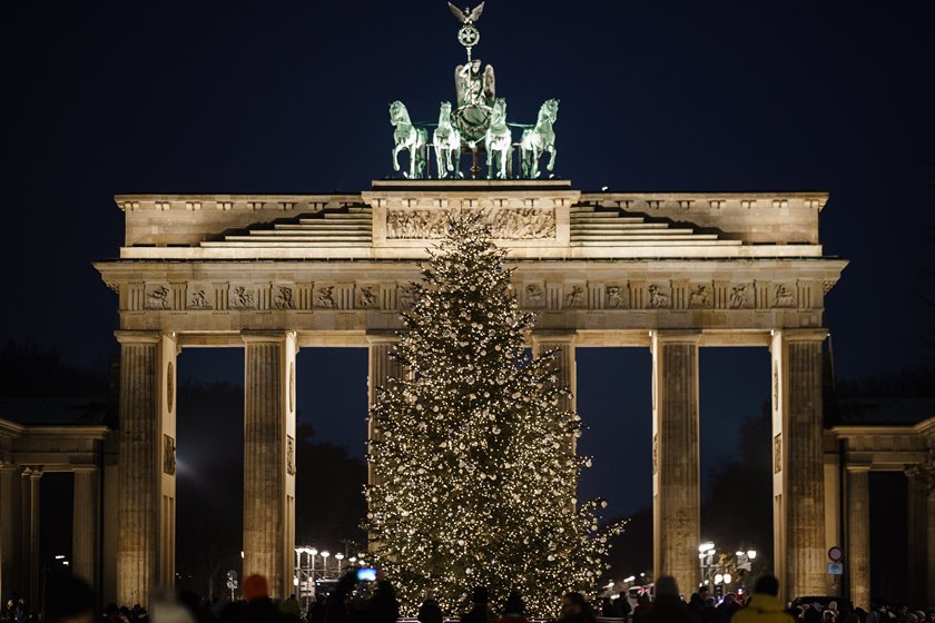 독일 베를린 브란덴부르크문(Brandenburg Gate) 앞에 세워진 크리스마스트리는 하루 6시간만 점등된다. /EPA 연합뉴스