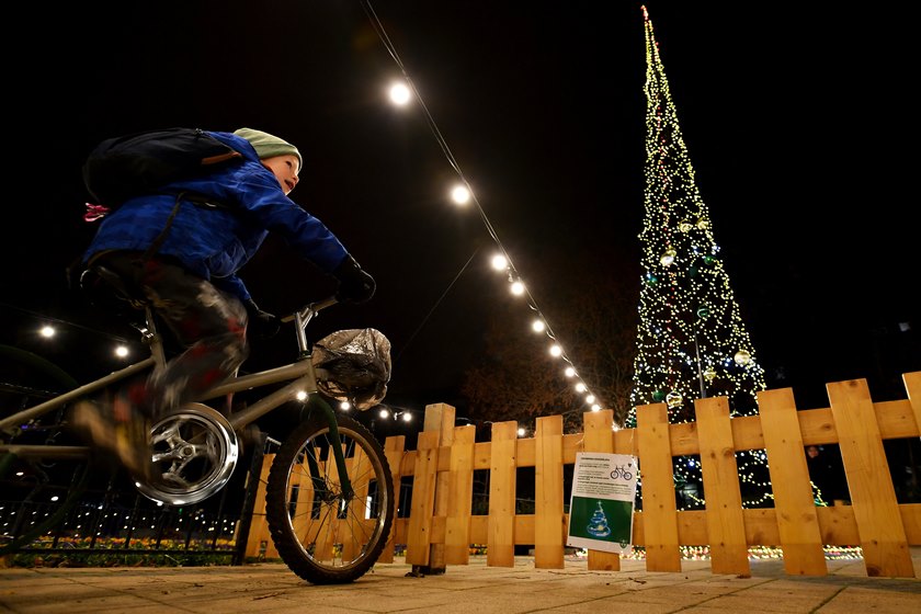 헝가리 부다페스트 광장에 있는 크리스마스트리 조명을 밝히기 위해 한 어린이가 자전거 페달을 돌리고 있다. /로이터 뉴스1