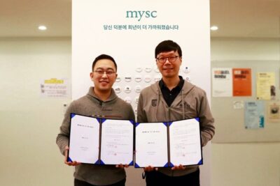 윤태환(왼쪽) 루트에너지 대표와 김정태 엠와이소셜컴퍼니(MYSC) 대표가 13일 서울 성동구 메리히어에서 한국형 RE100 이행을 위한 협약을 맺었다. /MYSC