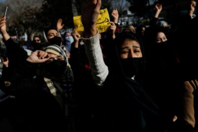 22일(현지 시각) 아프가니스탄 탈레반 정권의 여대생 교육 금지령에 항의하는 여성들이 아프가니스탄 카불에서 항의 시위를 벌이고 있다. /로이터 연합뉴스