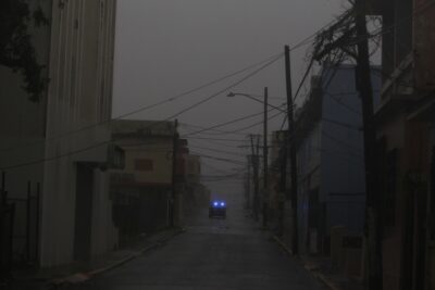 지난 2017년 9월 20일(현지 시각) 허리케인 마리아가 휩쓸고 지나간 푸에르토리코 도심 모습. 전 지역에 전력 공급이 끊기면서 건물 불빛이 모두 꺼지고 자동차 헤드라이트만 빛나고 있다. /AFP 연합뉴스