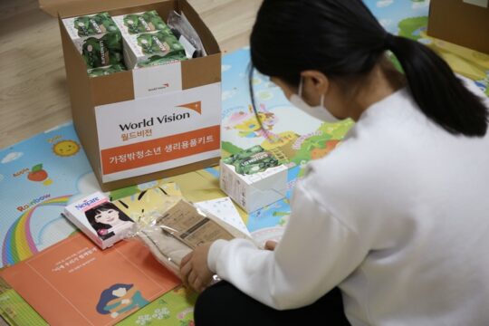월드비전은 유기농 생리대·온찜질팩·여드름패치 등이 담긴 생리용품키트를 가정 밖 청소년에게 지원했다. /월드비전