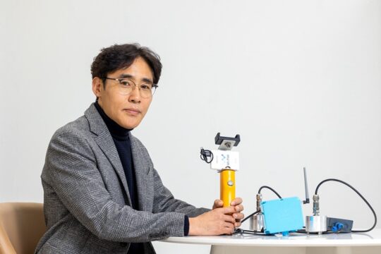 지난해 12월 대전 유성구에 위치한 충남대학교 창업지원센터에서 만난 차상훈 위플랫 대표가 자사 제품을 소개하고 있다. /이건송 C영상미디어 기자
